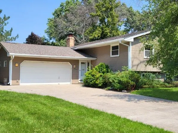 1717 Deerwood Dr, Eagan, MN 55122