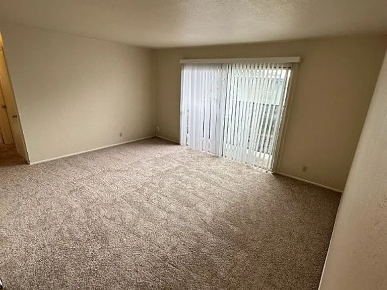 586 Berry Ave — Photo 2