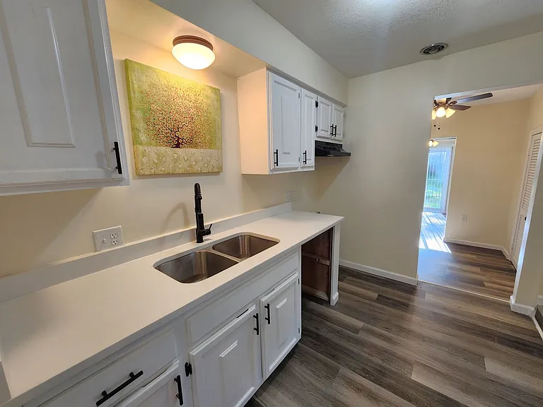 917 SW Watson Ave — Photo 2