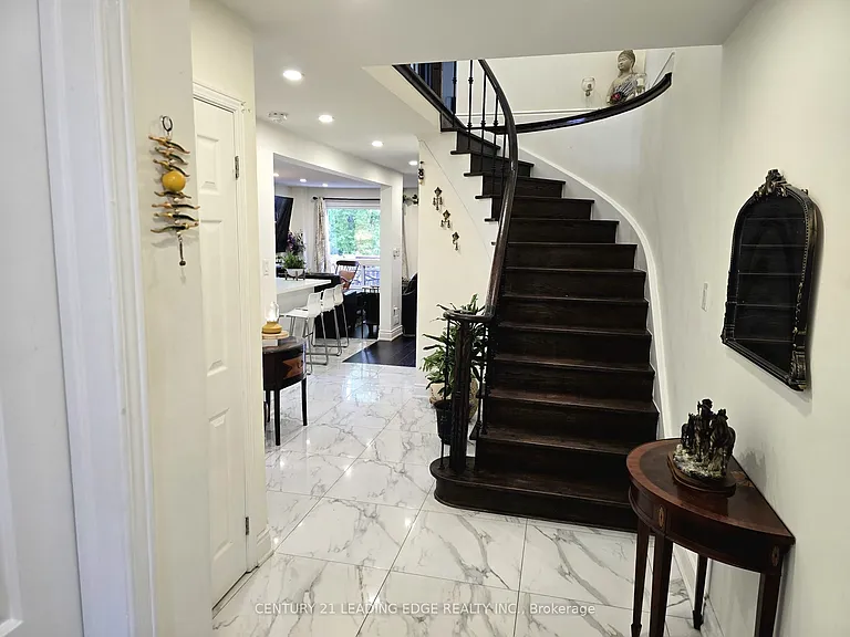 11 Radford Cres #MAIN FLR — Photo 4