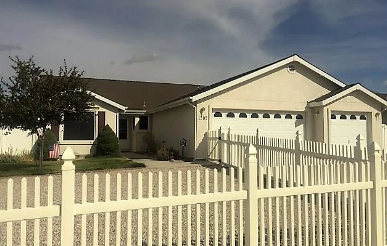 1383 White Bluffs Cir photo 1