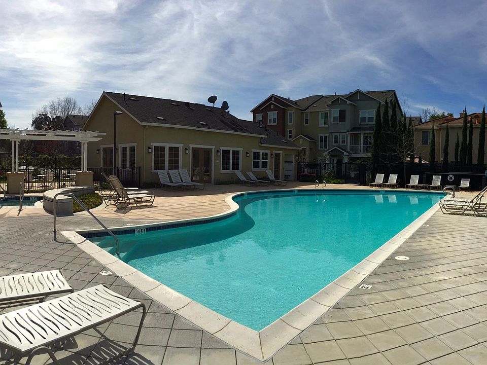 Community pool / hot tub / club house