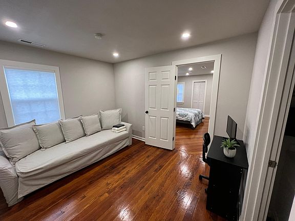 3rd image of 850 Lincoln Ave