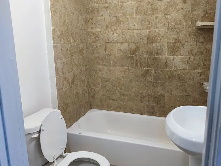 823 UNION APTS — Photo 6