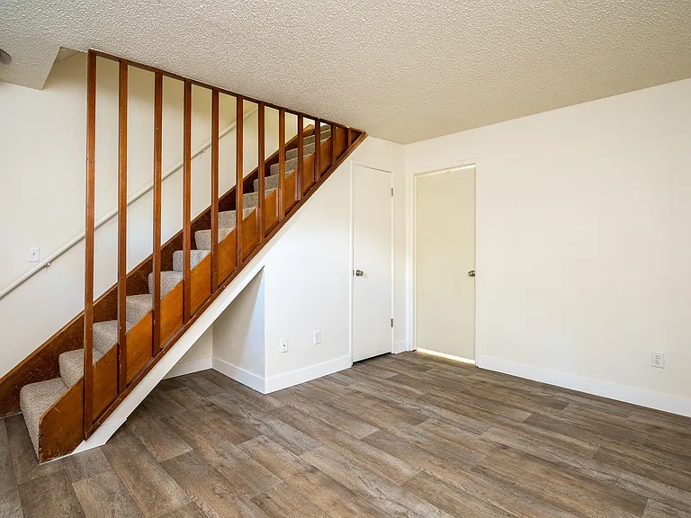 Creston Villa — Photo 26