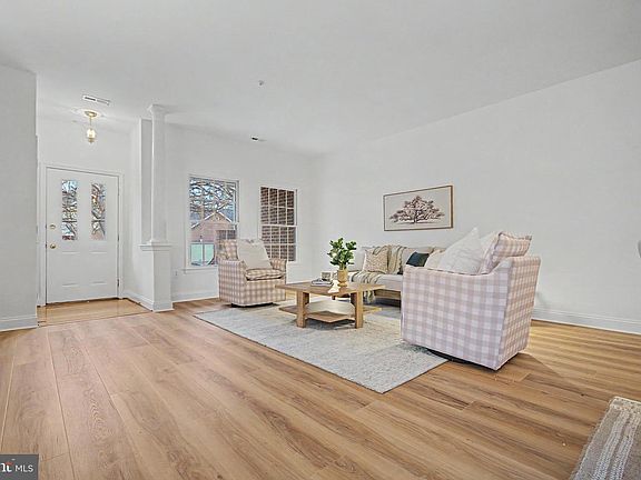 3rd image of 906 Perry Landing Ct