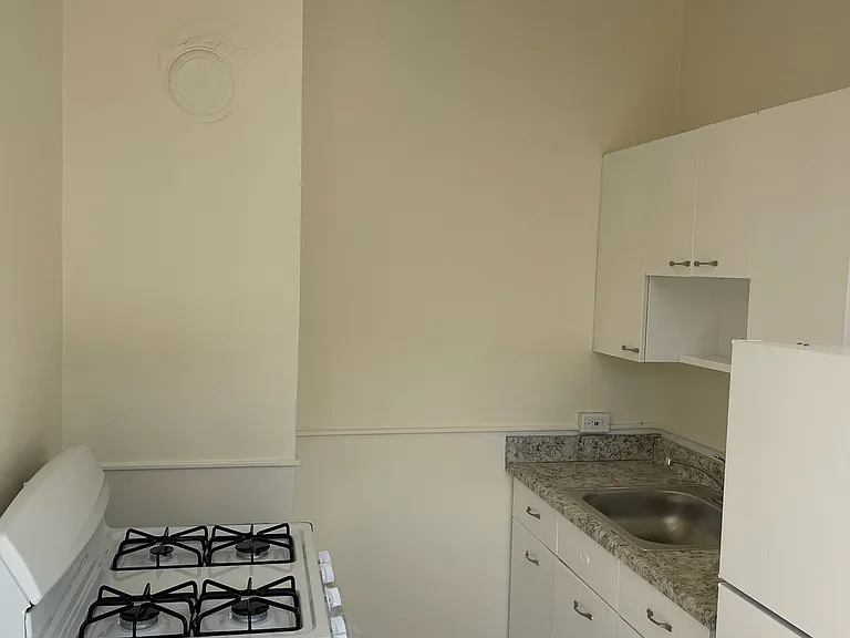 725 Van Ness Ave — Photo 5