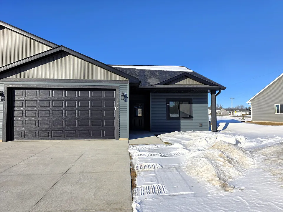 1227 Wisteria Ln