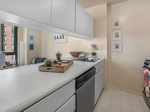 4th image of 1 Irving Pl APT V15g