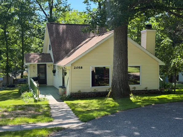 2058 W Higgins Lake Dr, Roscommon, MI 48653