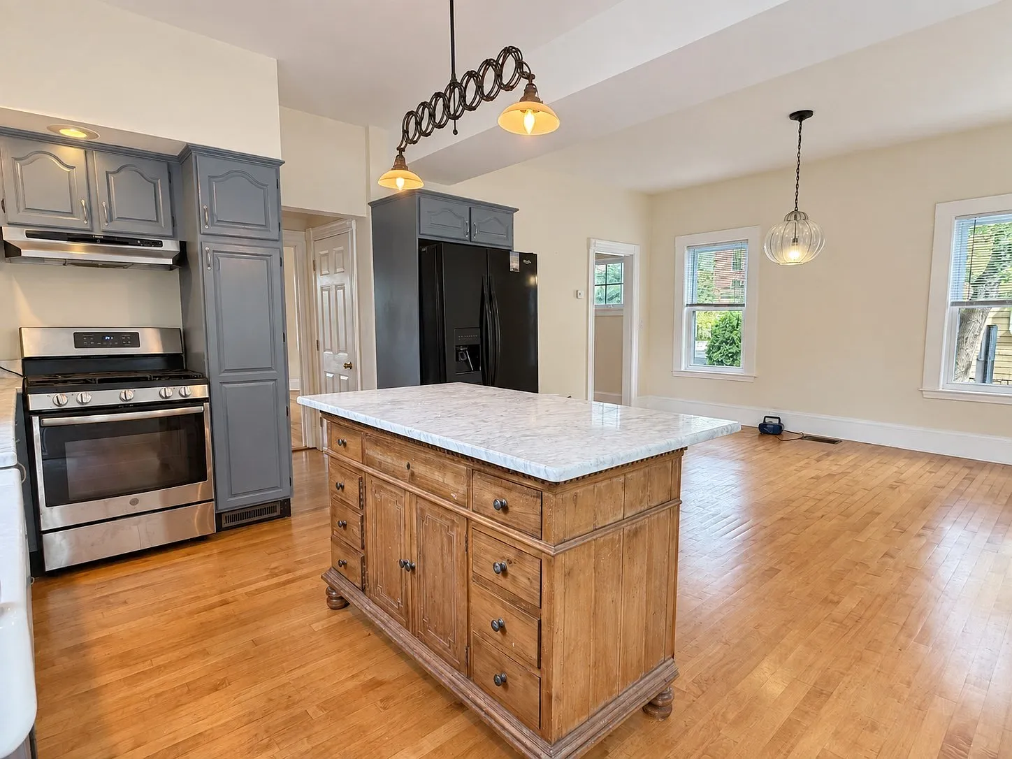 4 bed, 2.5 bath, 1850 sqft, $4,950 — Photo 3