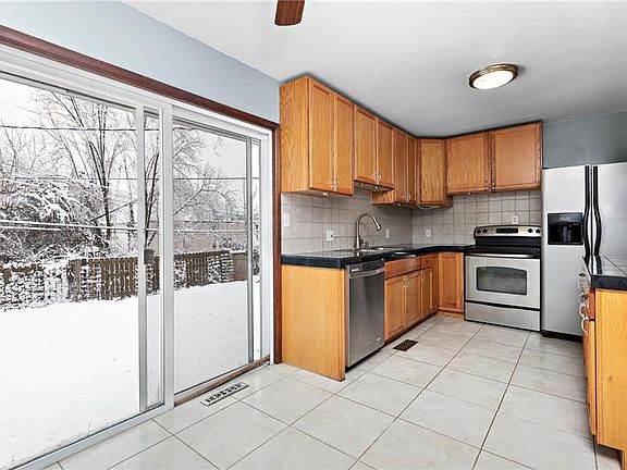 3rd image of 808 NW North Summit Cir