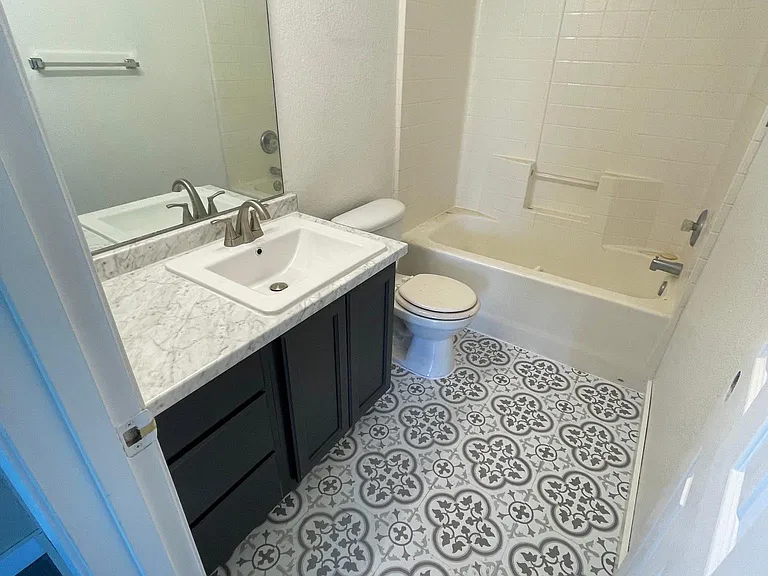 951 W Elm St — Photo 3