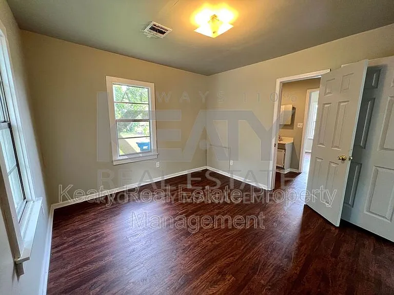 327 Stewart St — Photo 10