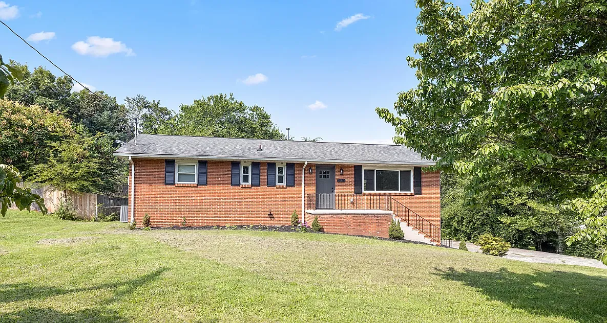 121 Peterson Rd — Photo 1