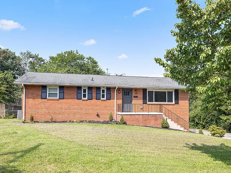 121 Peterson Rd — Photo 1