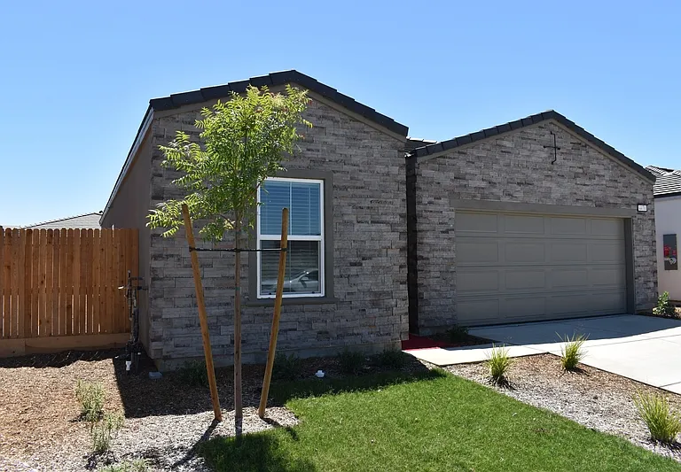 4470 N San Clemente Ave — Photo 3