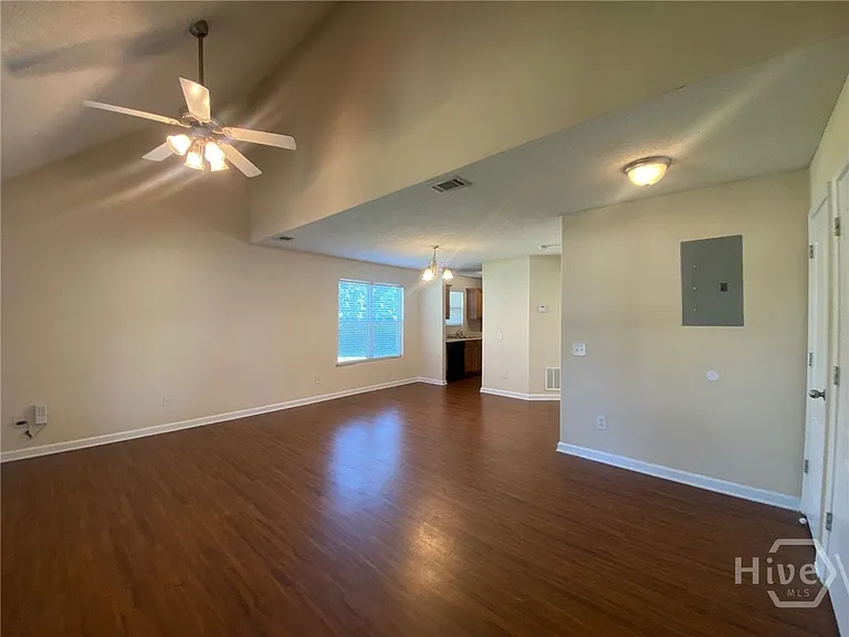 106 Bridgewater Cir — Photo 2