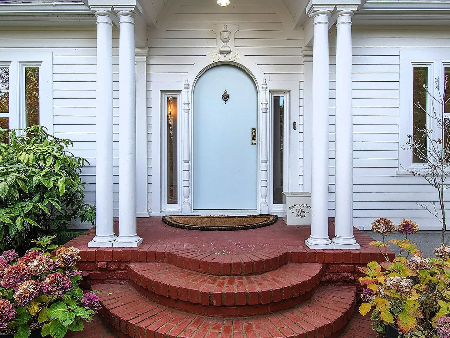 Spacious, Refurbished House on Private Drive with Outdoor Space — Photo 3
