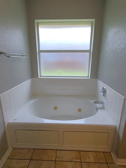 2801 Wisteria 9 master bath (2)_04232024