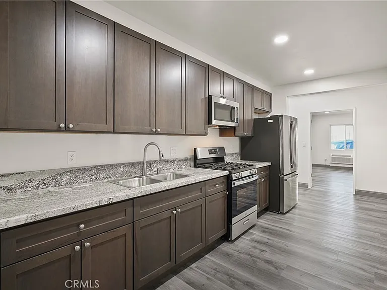 14335 Hamlin St — Photo 9
