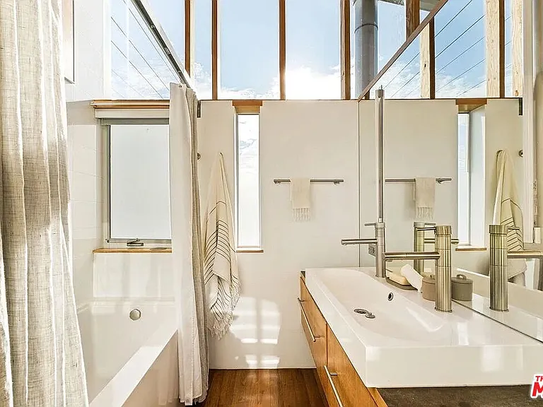 724 Superba Ave — Photo 15