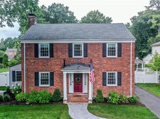 101 Foxcroft Rd, West Hartford, CT 06119