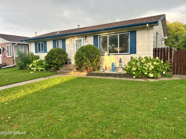 1315 S 20th St, Grand Forks, ND 58201