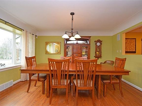 3rd image of 8788 Woodview Dr