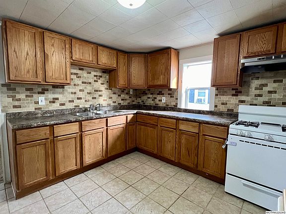 2nd image of 601 3rd St NE