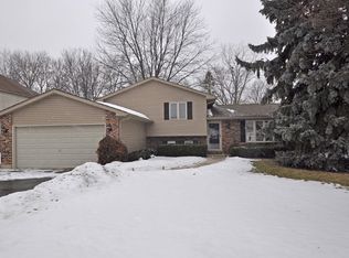 552 Belle Plaine Ave, Gurnee, IL 60031