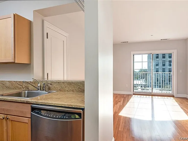 543 Main St #402 — Photo 8