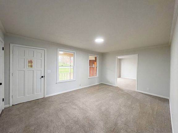 3rd image of 823 Apple Valley Rd