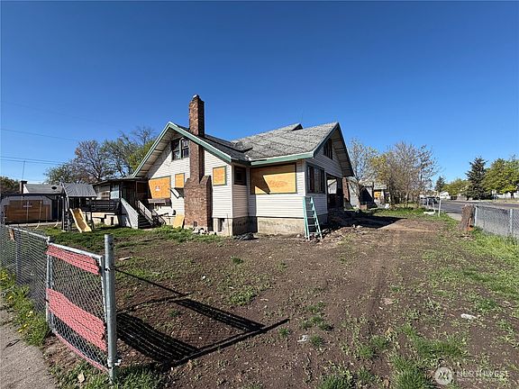 3rd image of 2822 E WELLESLEY Avenue
