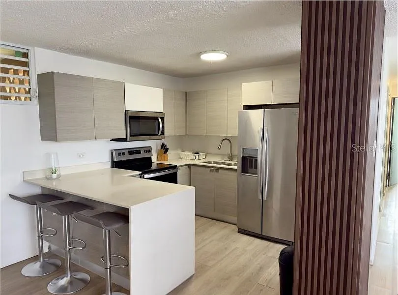 3 bed, 2.0 bath, 1042 sqft, $2,200 — Photo 3