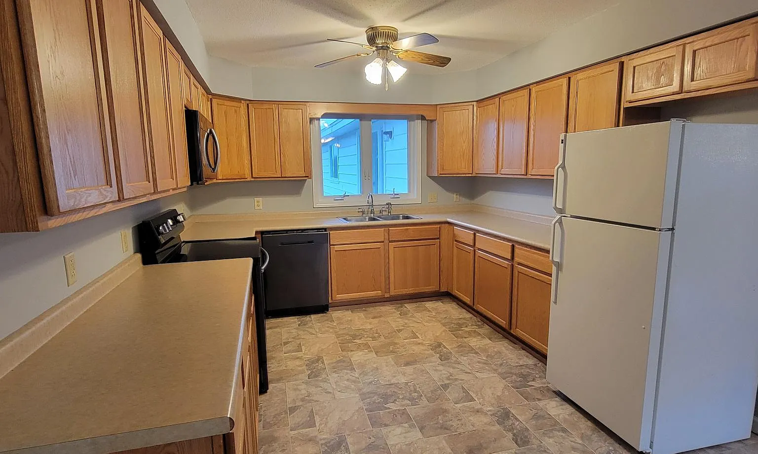 3 bed, 1700 sqft, $1,500 — Photo 2