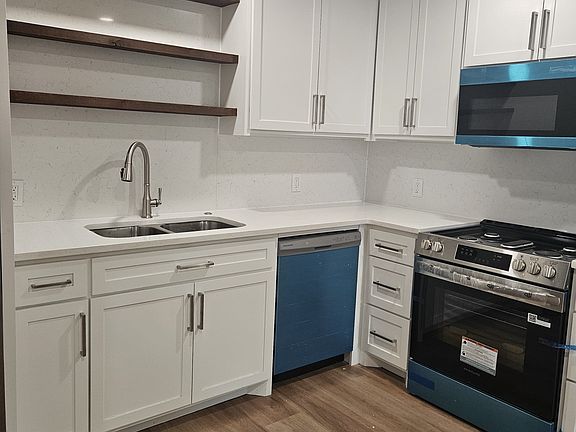 4th image of 208 S Grand Ave