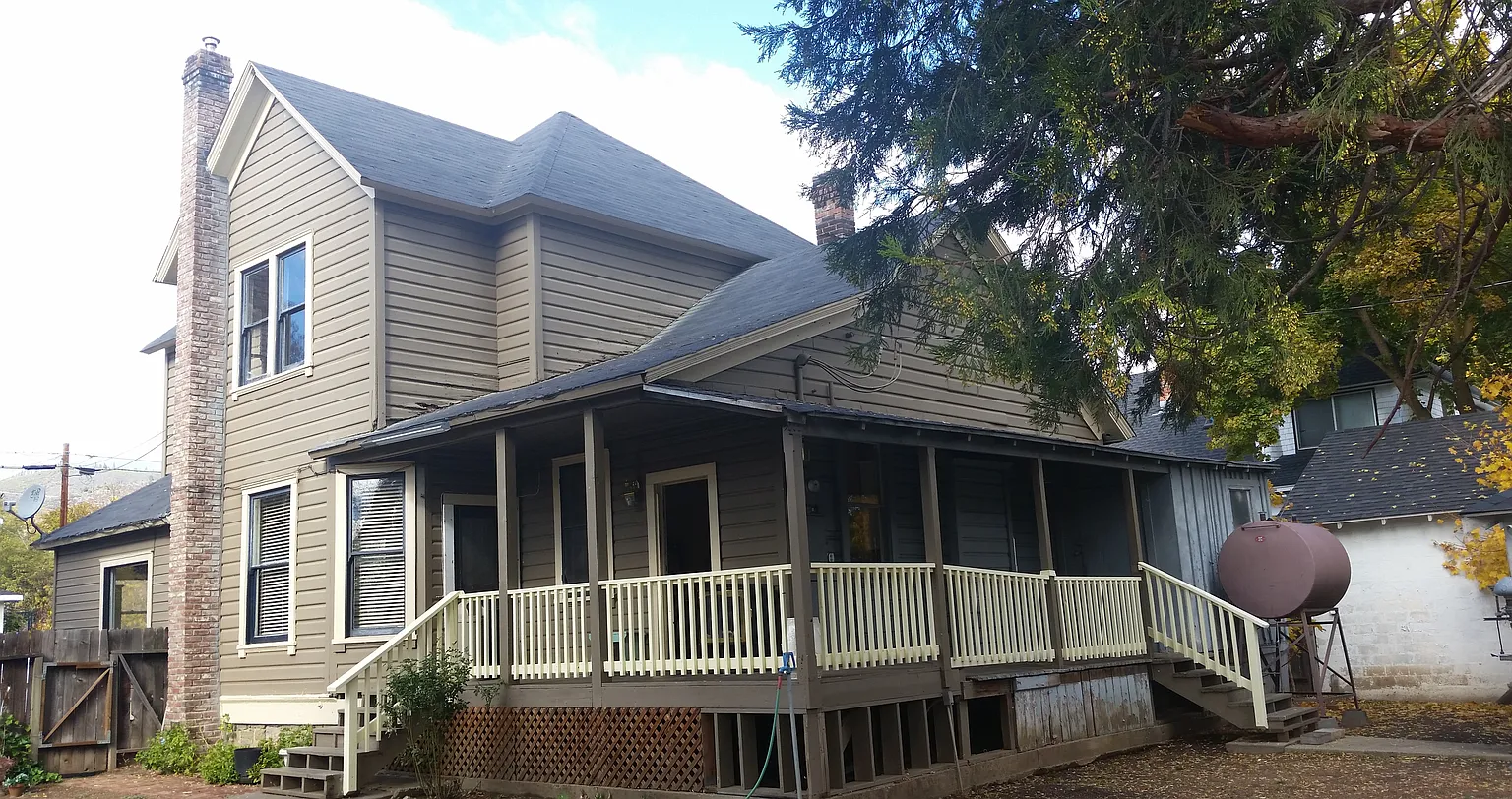 404 3rd St photo 1