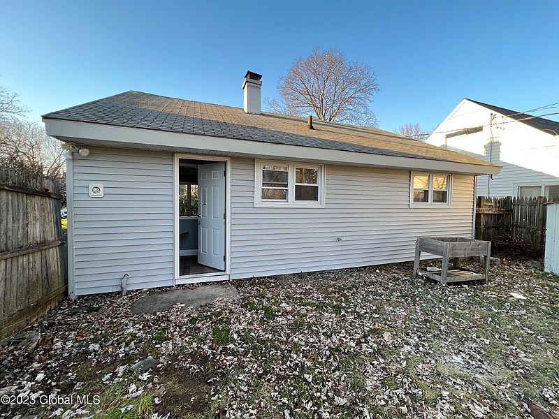 3rd image of 12 Crestwood Court