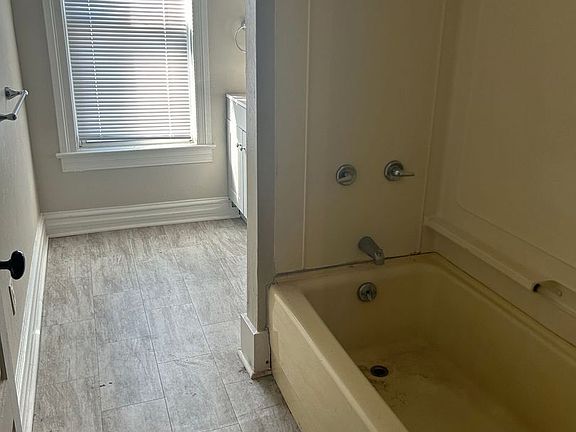 4th image of 301 N Queen St APT 3