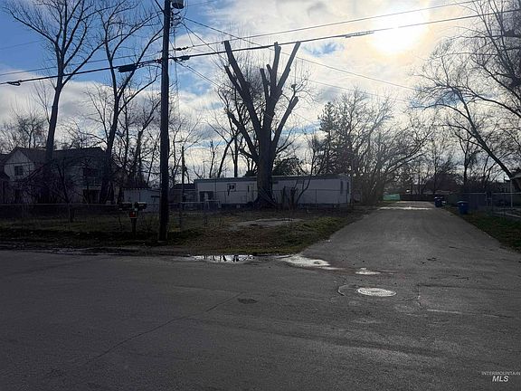 3rd image of 215 E 39th St