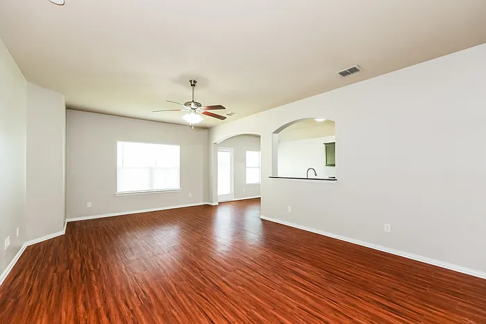 930 Haley Dr — Photo 4