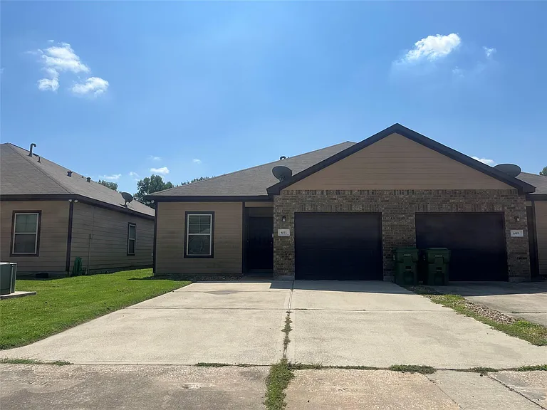 605 Rosewood St — Photo 1