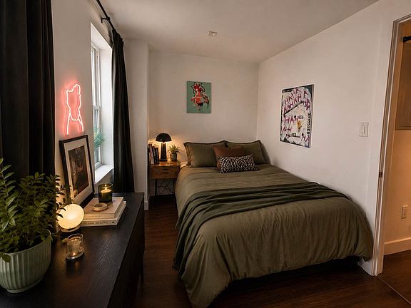 5th image of 138 Cornelia St #1