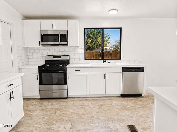 4th image of 1066 Green Valley Dr