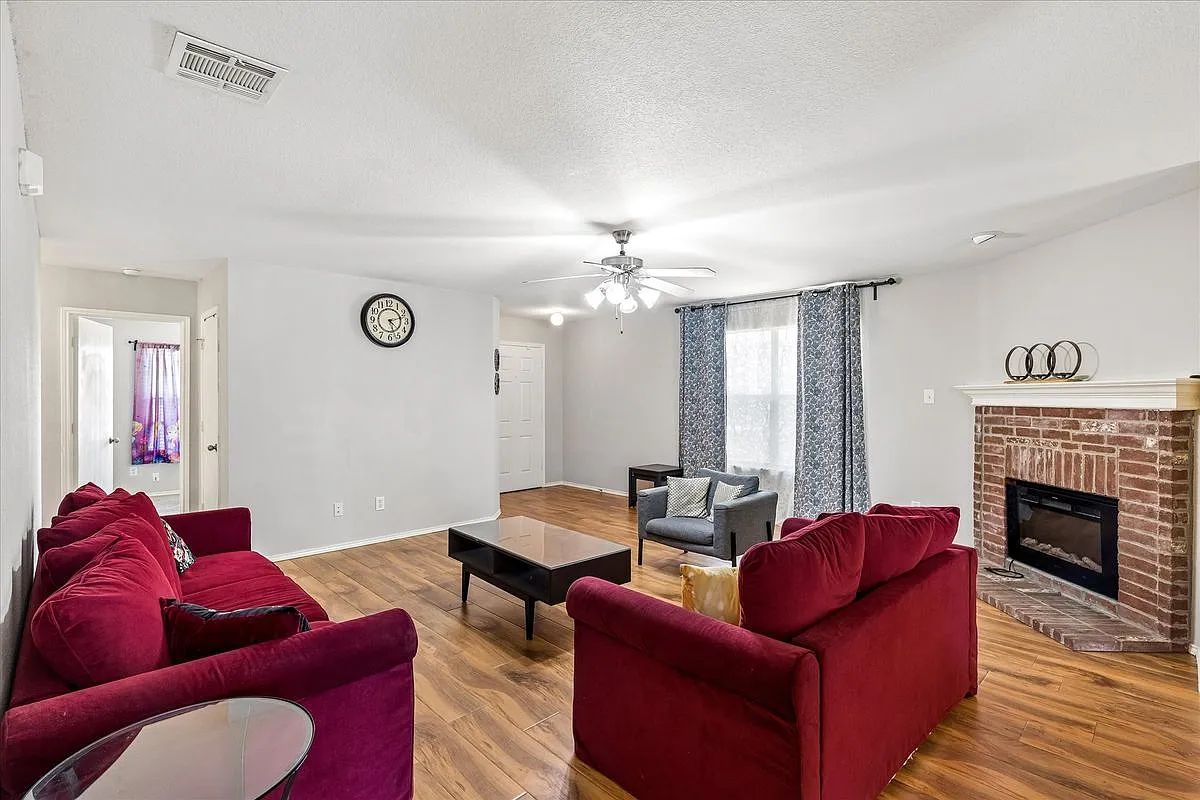 3 bed, 2.0 bath, 1938 sqft, $2,200 — Photo 3