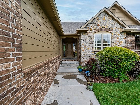 4th image of 826 N Crescent Lakes Ct