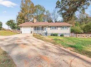 5867 Meadow View Ln, Flowery Branch, GA 30542