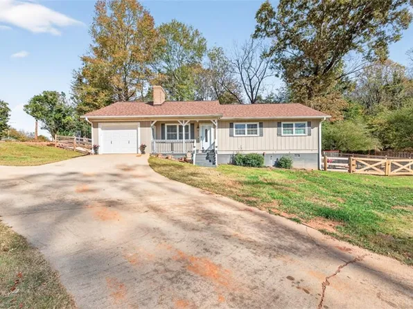 5867 Meadow View Ln, Flowery Branch, GA 30542