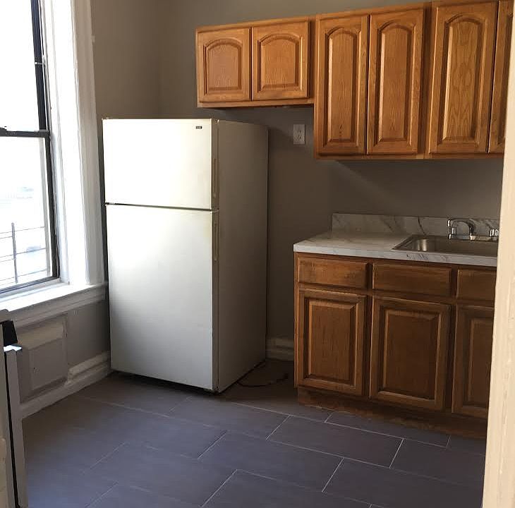 2nd image of 902 44th St APT 1D